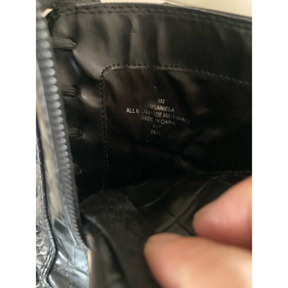 GUESS Women's Kaniela Ankle Boot Black Faux Crocodile Size 9M Booties - Picture 9 of 9